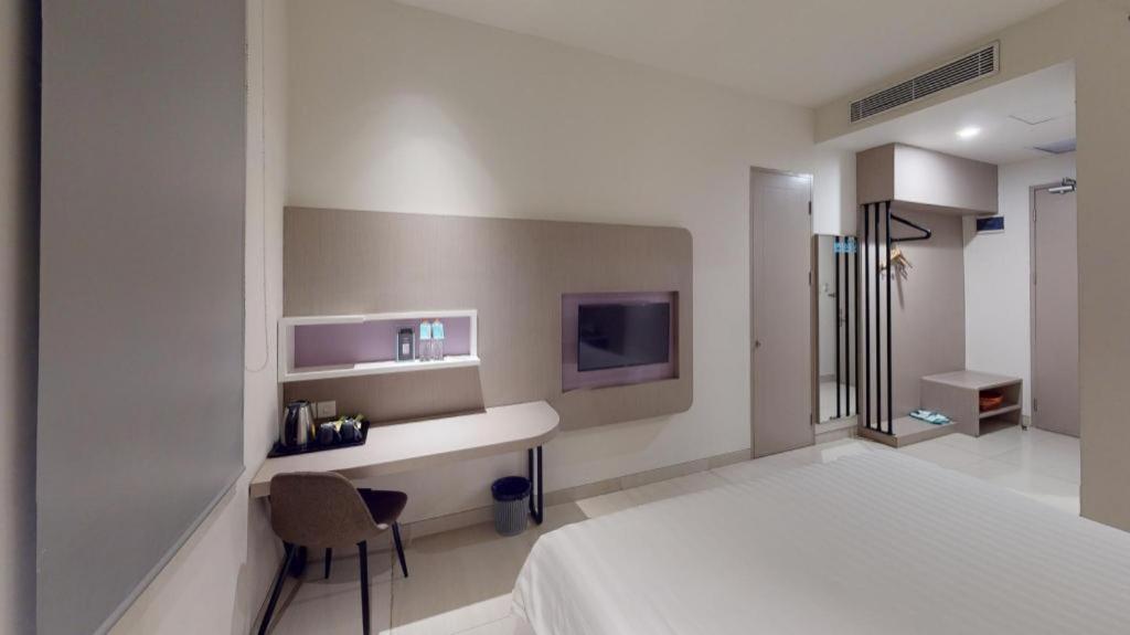 Zoom Dharmahusada Hotel Surabaya Kültér fotó